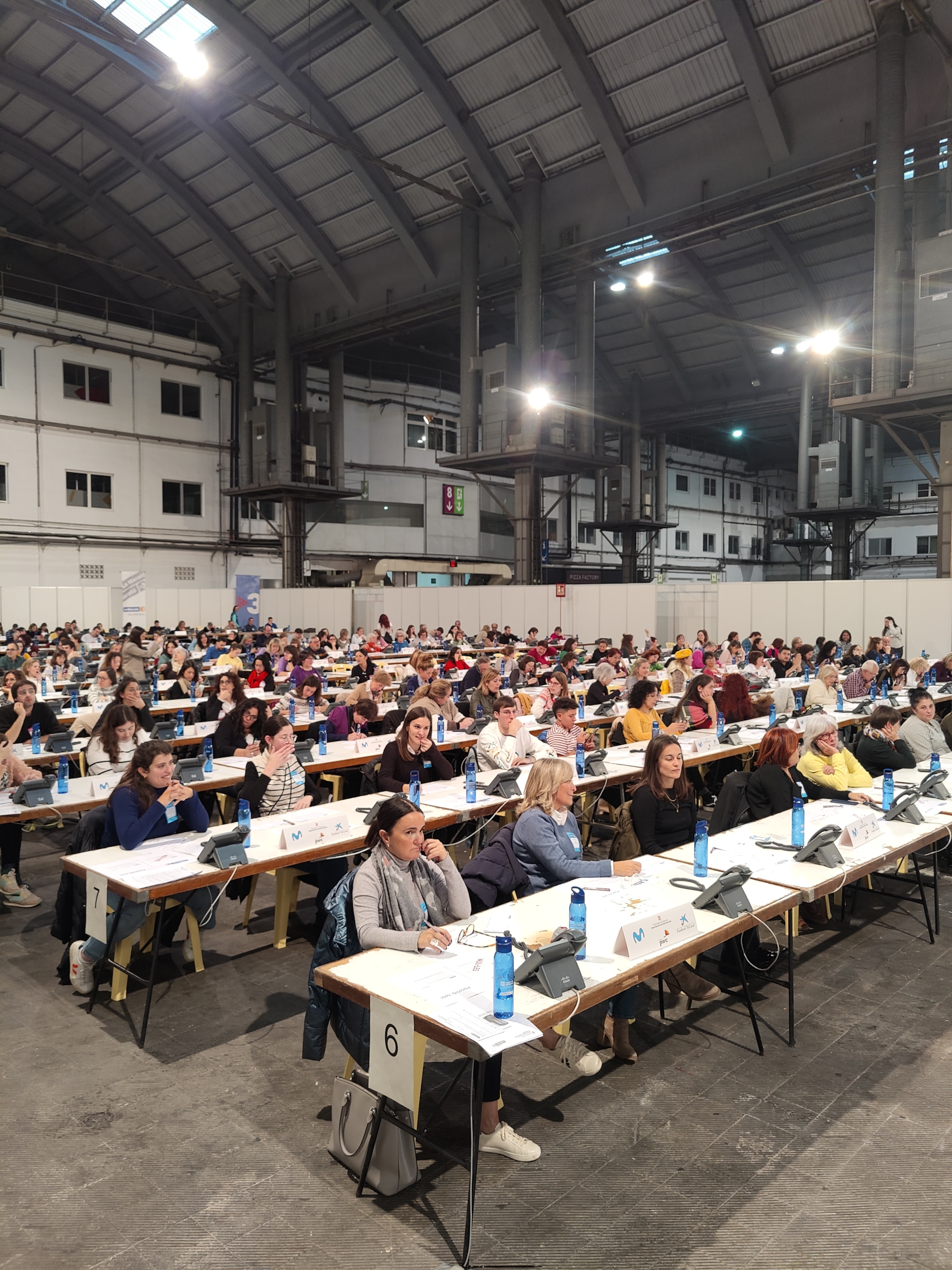 Imatge on apareixen les persones voluntàries que atenen les trucades