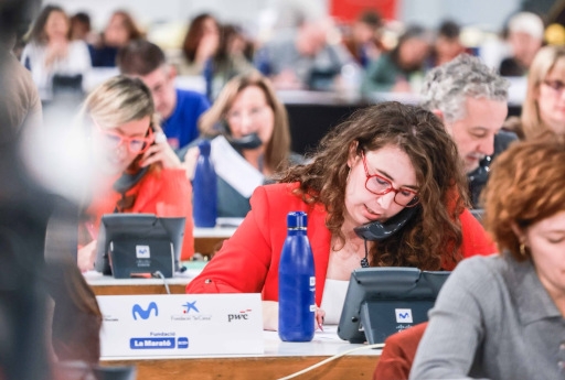 Voluntaris agafant trucades a La Fira durant La Marató 2025